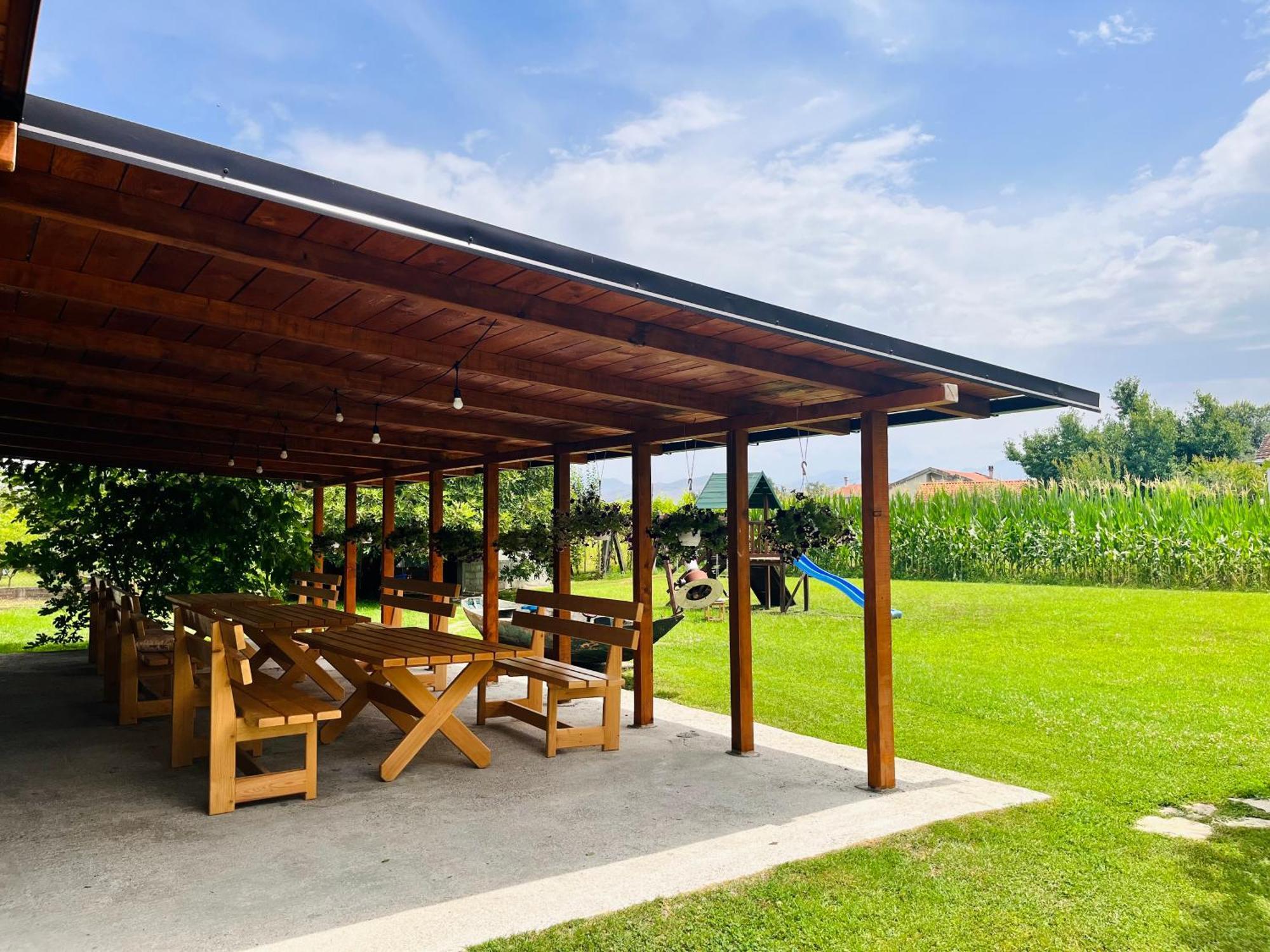 Balabani Local Stay Golubovci Esterno foto