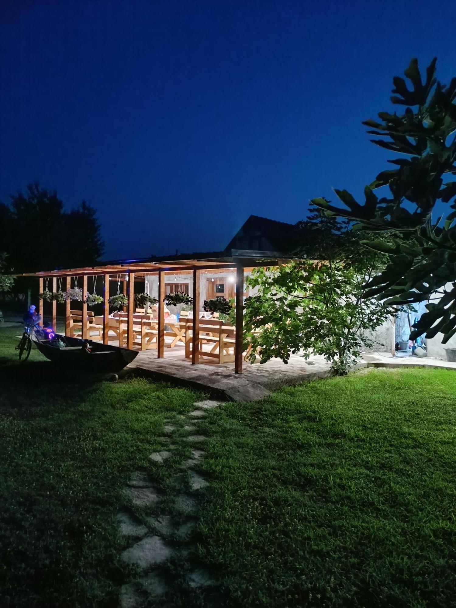 Balabani Local Stay Golubovci Esterno foto